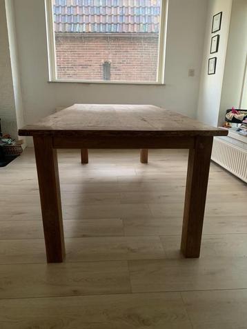 Houten Eettafel - Robuust & Stijlvol beschikbaar voor biedingen