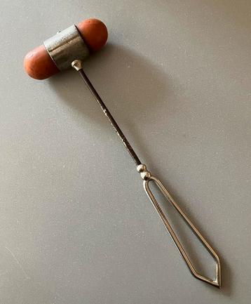 Antiek medisch instrument voor knie-reflexen. beschikbaar voor biedingen
