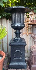 Gietijzeren hige tuinvaas bloempot op console/ sokkel, Tuin en Terras, Tuinvazen, Ophalen, Zo goed als nieuw