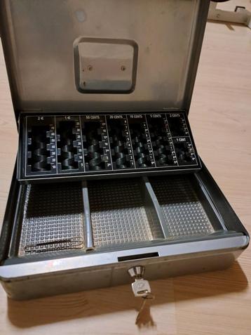 Geldkistje metaal met sleutel (K3) beschikbaar voor biedingen