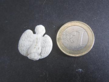 miniatuur engeltje van steen letterbak figuurtje beschikbaar voor biedingen