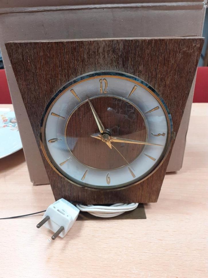 Elektrisch tafelklokje Nufa jaren '50 WD-022, Antiek en Kunst, Antiek | Klokken, Ophalen of Verzenden