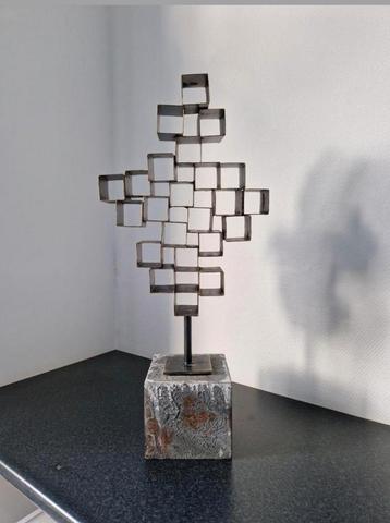 Brutalistisch designobject modernist sculptuur beeld beschikbaar voor biedingen