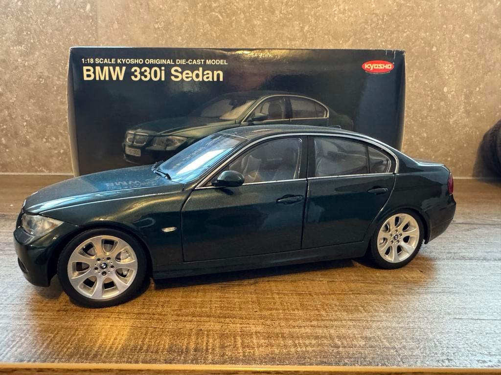 ≥ Kyosho BMW 330i Sedan 1:18 - Donkergroen, in Doos — Modelauto's