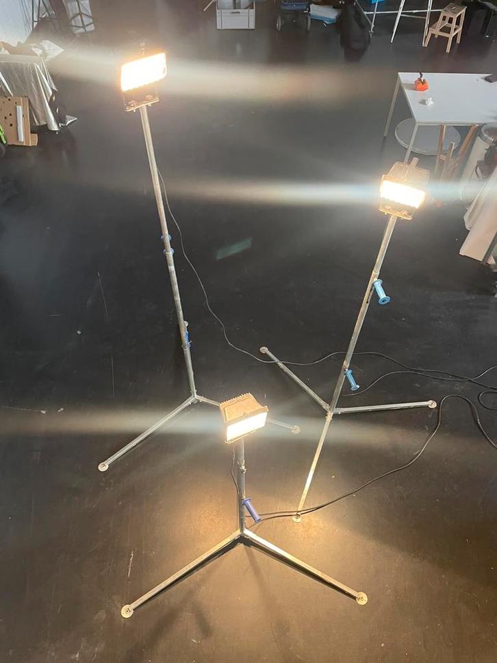 Set Bouwlampen - 3 x Elro Driepootstatief + Schijnwerpers, Doe-het-zelf en Verbouw, Bouwverlichting, Gebruikt, Minder dan 50 watt