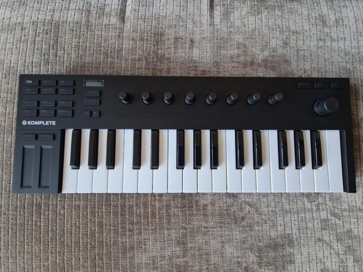 NI Komplete Kontrol M32 + Case, Muziek en Instrumenten, Midi-apparatuur, Zo goed als nieuw, Ophalen of Verzenden