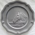 690 gram, tinnen bord met afbeelding van paard, hoogte 23 cm, Antiek en Kunst, Antiek | Tin, Ophalen of Verzenden