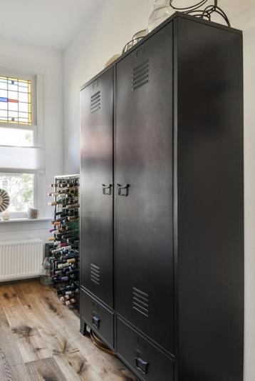 Zwarte lockerkast - zeer goede staat beschikbaar voor biedingen