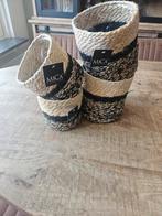 Bloempotten  van riet, Huis en Inrichting, Woonaccessoires | Schalen en Manden, Ophalen of Verzenden, Zo goed als nieuw, Rond