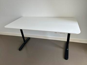 IKEA Bureau - Wit met Zwart Onderstel beschikbaar voor biedingen