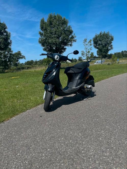 Piaggio zip 4t snel !, Fietsen en Brommers, Scooters | Piaggio, Zo goed als nieuw, Zip, Maximaal 45 km/u, Benzine, Ophalen of Verzenden