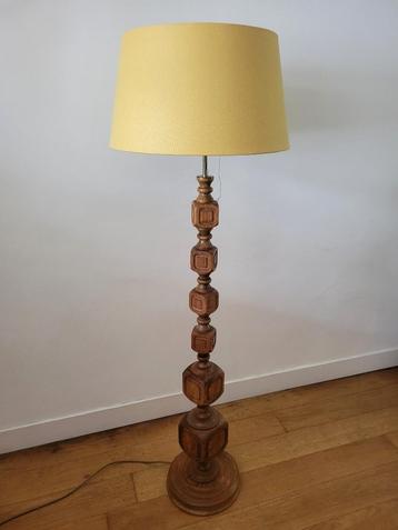 Mid Century Brutalist vloerlamp in eikenhout en messing beschikbaar voor biedingen