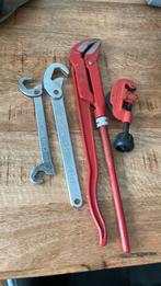 Pijpentang , pijpsnijder en 2 universele sleutels, Doe-het-zelf en Verbouw, Gereedschap | Handgereedschap, Ophalen, Zo goed als nieuw