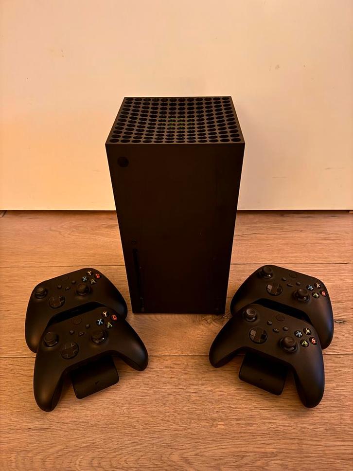 Xbox Series X 1TB + 4 Controllers + Draadloze Accu's, Spelcomputers en Games, Spelcomputers | Xbox Series X en S, Zo goed als nieuw