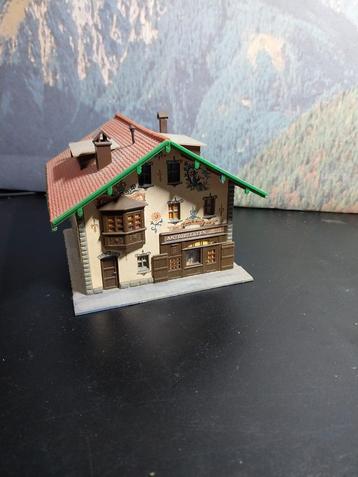 Pola alpenhuis met antiekwinkel. beschikbaar voor biedingen