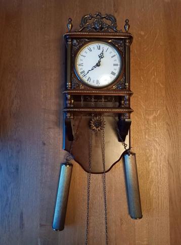 wandhangklok met gewichten beschikbaar voor biedingen