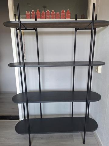 Wandkast/Boekenkast  beschikbaar voor biedingen