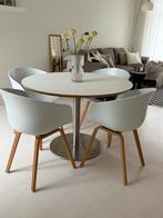 Ronde eettafel met 4 witte design stoelen, Ophalen, Kunststof, Wit, Zo goed als nieuw