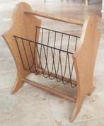 blank houten krantenbak met zwarte spijlen, Ophalen of Verzenden, Gebruikt