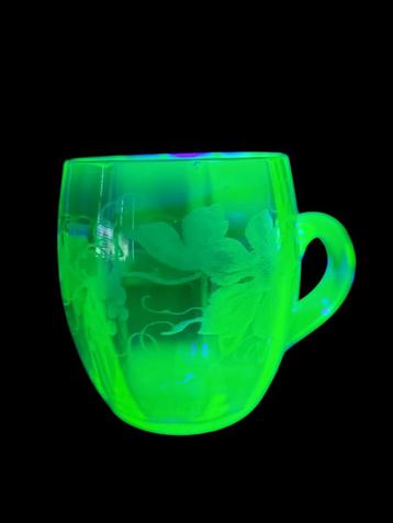 Uranium of annagroen glazen Art Deco glas met oor, decor dru beschikbaar voor biedingen
