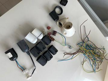 10 gebruikte  E27-lampfittingen en de klemmen en draden beschikbaar voor biedingen