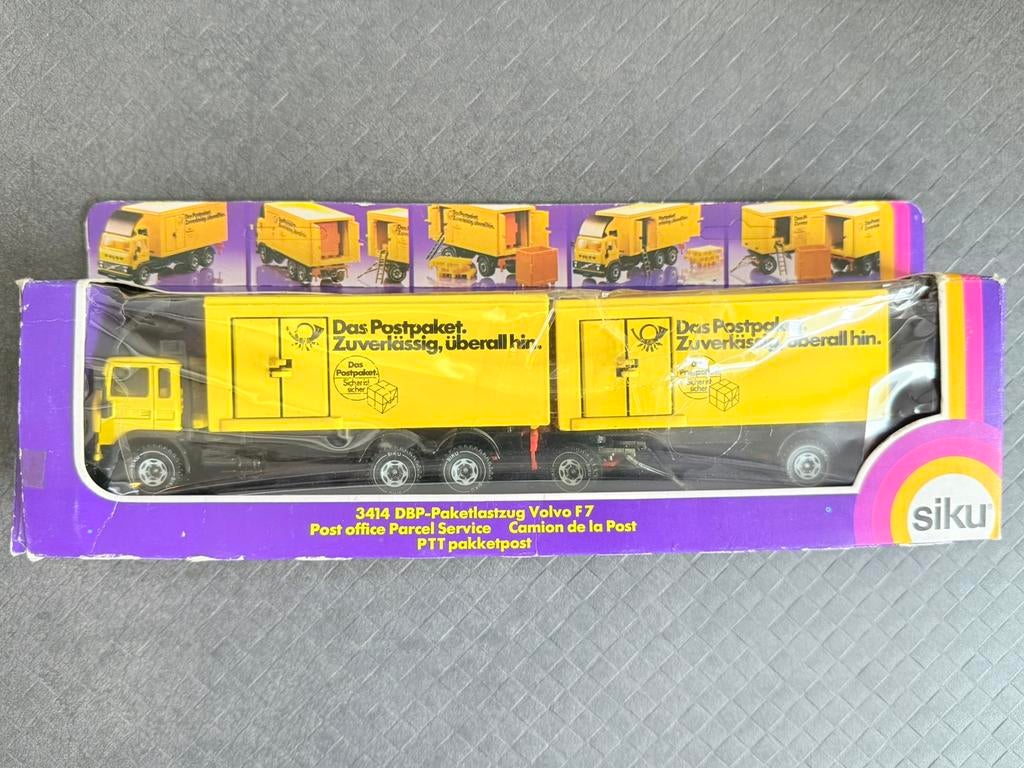 SIKU Volvo F7 DBP-pakketdienst met aanhanger 1:55 OVP, Ophalen of Verzenden, Zo goed als nieuw