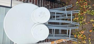 Tafel met 4 stoelen beschikbaar voor biedingen