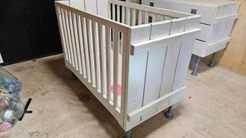 Kinderbedje met commmode. Steigerplanken met steigerbuis beschikbaar voor biedingen