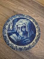 Delfts Blauw Bord - Oude Vrouw Lezend, Ophalen of Verzenden