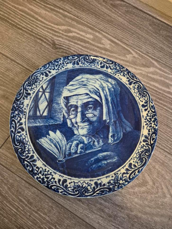 Delfts Blauw Bord - Oude Vrouw Lezend, Antiek en Kunst, Antiek | Wandborden en Tegels, Ophalen of Verzenden