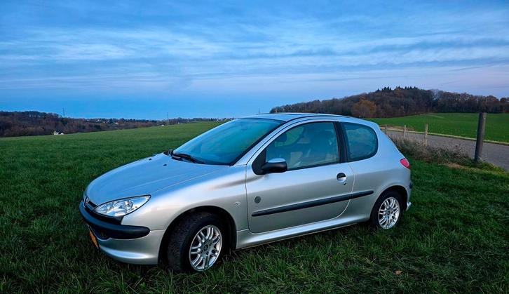 Peugeot 206 1.4 X-line 3D 2006 Grijs, Auto's, Peugeot, Particulier, Bluetooth, Centrale vergrendeling, Elektrische ramen, Lichtmetalen velgen