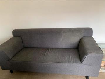 Gratis grijze bank en bruine sofa met een paar vlekken