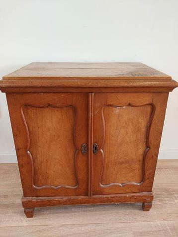 Houten kastje met deuren en planken beschikbaar voor biedingen