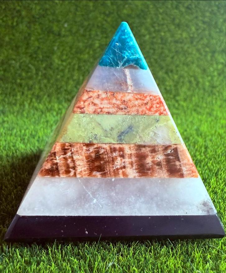 Handgesneden Piramide van 7 Kwartsen - Peru, Tuin en Terras, Tuinbeelden, Nieuw, Abstract beeld, Steen, Ophalen of Verzenden