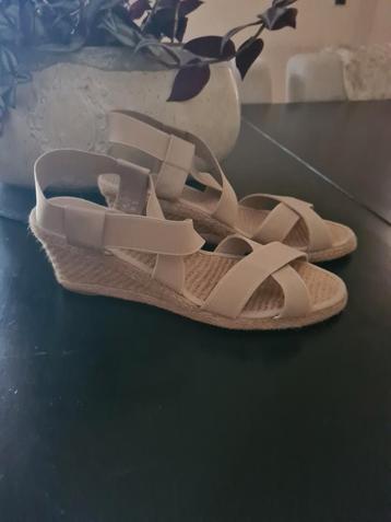 Nieuwe Sleehaksandalen Beige Maat 40 beschikbaar voor biedingen