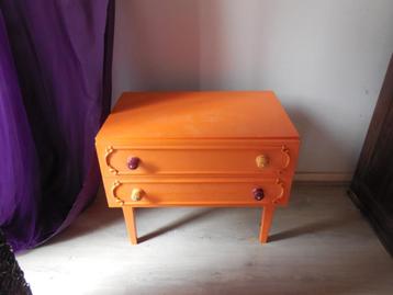 Vintage oranje nachtkastje/ klein kastje met 2 laden beschikbaar voor biedingen