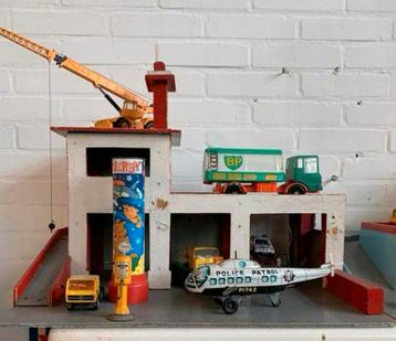 Garage twee oude speelgoed garages goede staat. beschikbaar voor biedingen