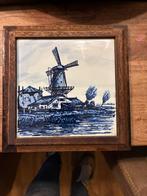 Delfts blauw tegeltje met Hollandse molen in houten lijst, Antiek en Kunst, Antiek | Wandborden en Tegels, Ophalen of Verzenden