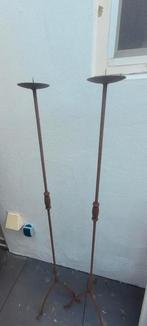 Stalen, nostalgische 145.5cm lange kaarsenstandaard. 2 stuks, Ophalen, Gebruikt, Bruin, Kandelaar