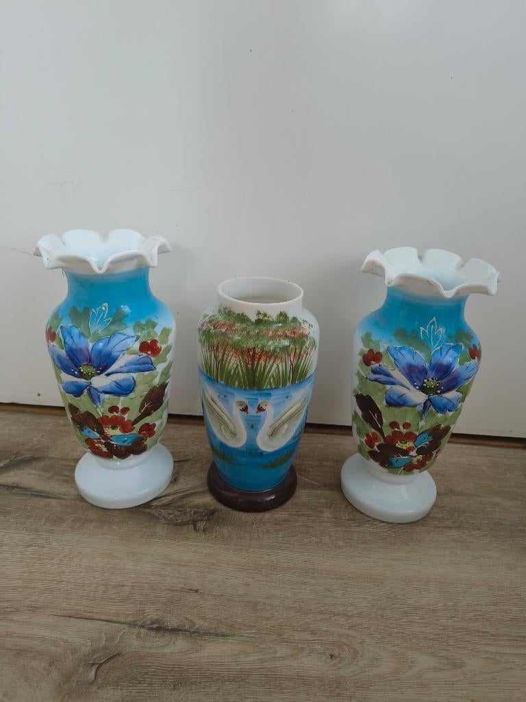 Prachtige witte glazen kastset kaststel zwanen bloemen vazen, Antiek en Kunst, Antiek | Vazen, Ophalen of Verzenden