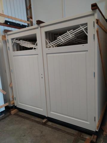 Hardhout kozijn met dubbele garage deuren 