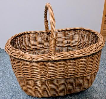 rieten picknickmand beschikbaar voor biedingen