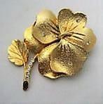 Viooltje. Zwaar vergulde broche met kleine strass steentjes, Sieraden, Tassen en Uiterlijk, Broches, Ophalen, Zo goed als nieuw