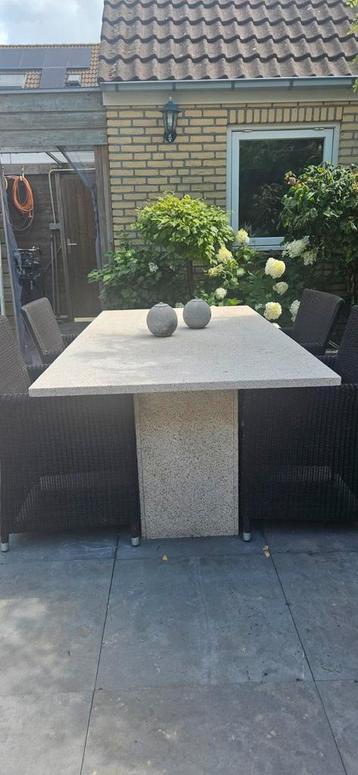 MARMEREN EETTAFEL MET 4 ROTAN STOELEN  beschikbaar voor biedingen