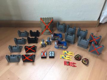 Duplo, kasteel onderdelen: ridders, vlag, toren, schild etc beschikbaar voor biedingen