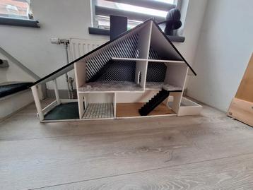 Leuk poppenhuis van hout  beschikbaar voor biedingen