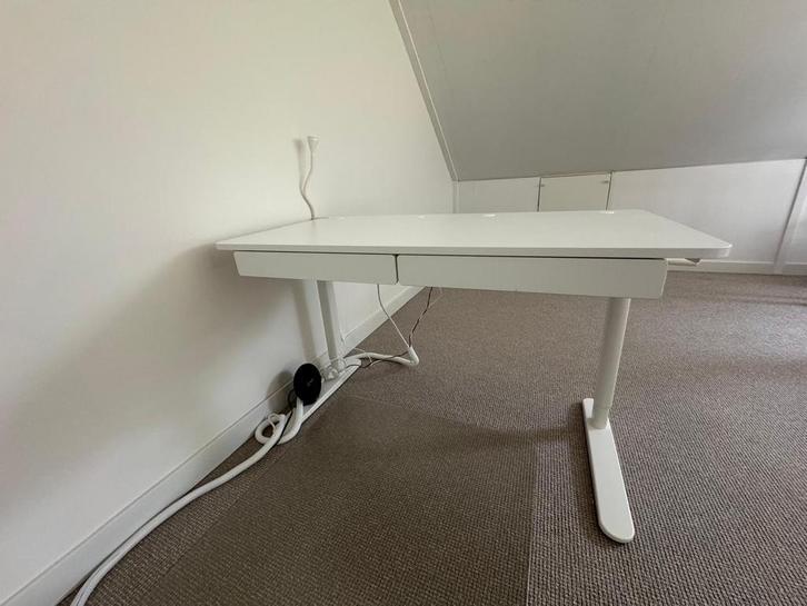 Verstelbaar zit/sta bureau wit - Ikea Relatera, Huis en Inrichting, Bureaus, Zo goed als nieuw, In hoogte verstelbaar, Ophalen