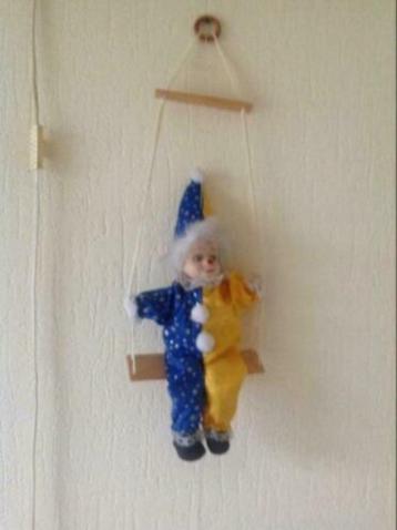 Clown op schommel, clownspop in geel en blauw bijna nieuw beschikbaar voor biedingen