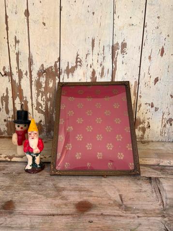 Grote oude fotolijst met iets bollend glas beschikbaar voor biedingen