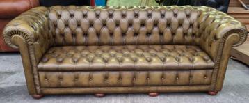Ruime en oude Chesterfield bank olijfgroen leer + BEZORGING  beschikbaar voor biedingen